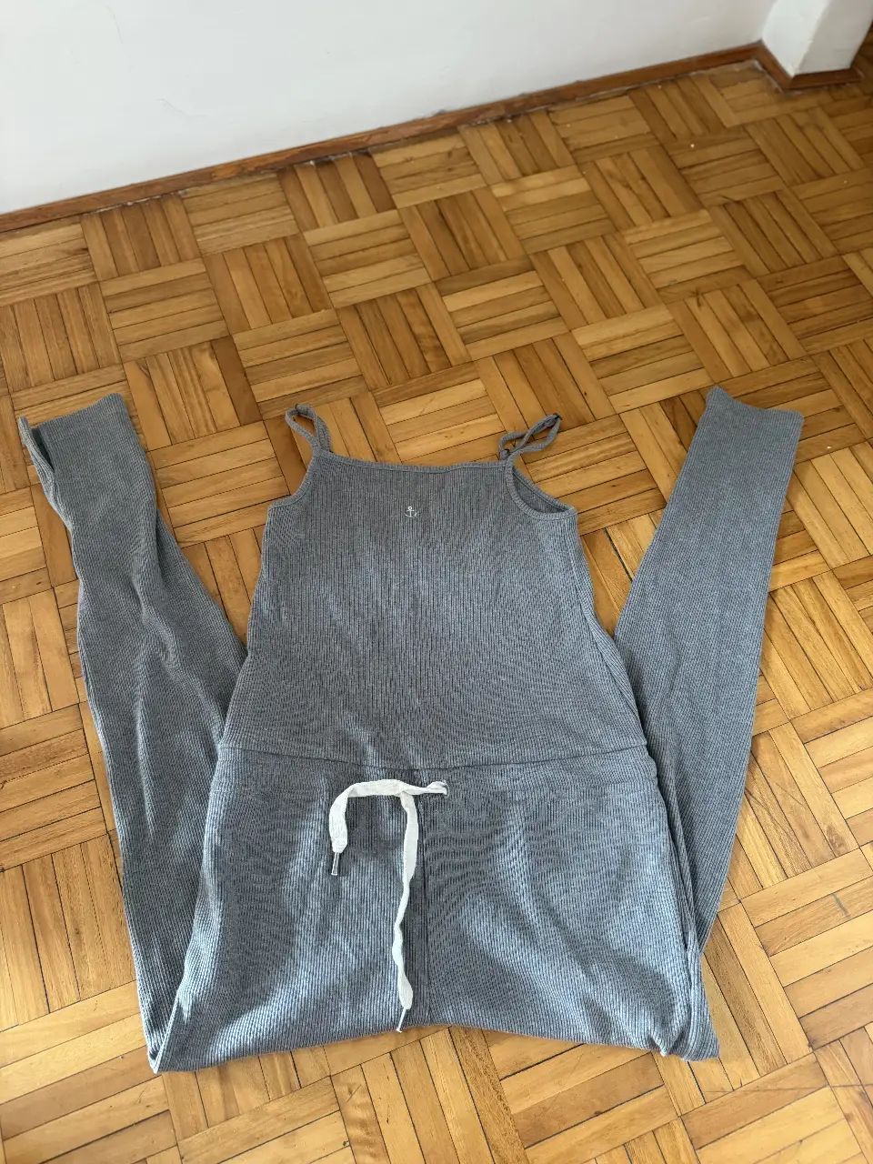 Mono largo de tela rib, color gris. Tiene breteles finos y un detalle de ancla bordada en el pecho. Ideal para un look casual y cómodo.