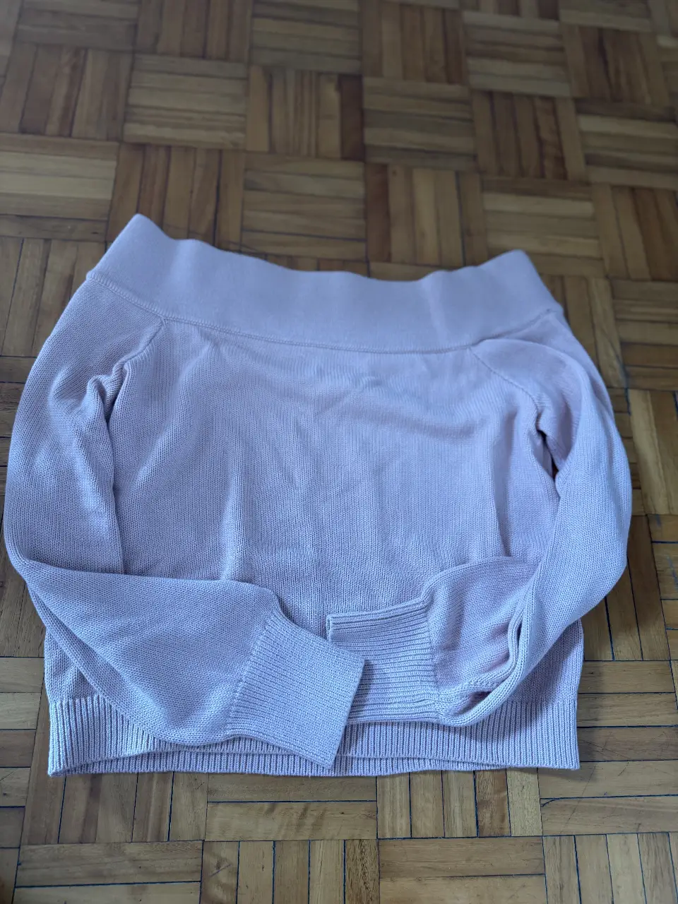Sweater de cuello bote en color rosa, ideal para un look casual y cómodo. Perfecto para combinar con jeans o pantalones de vestir.