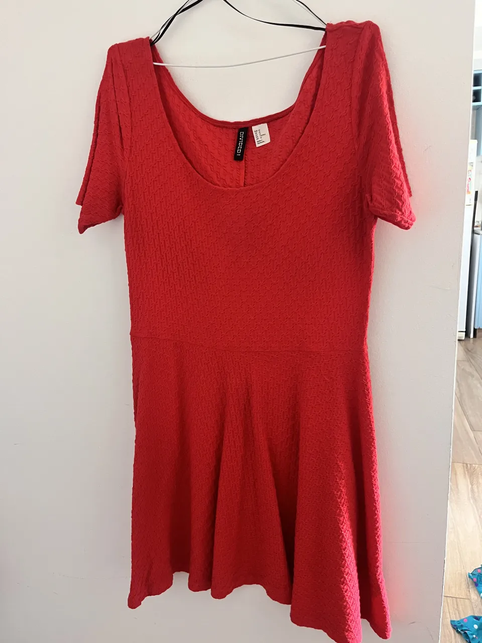 Vestido rojo con textura y mangas cortas.