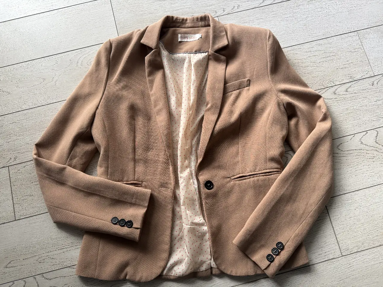 Elegante blazer marrón, ideal para un look de trabajo o una salida formal. Confeccionado en un tejido de calidad, este blazer ofrece un ajuste perfecto y un estilo atemporal. Cuenta con un diseño clásico con solapas, bolsillos y botones.
