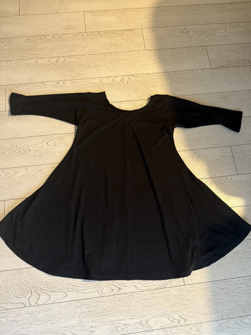 Vestido mini negro con mangas largas y escote en la espalda. Ideal para un look casual y cómodo. de algodón casi sin uso