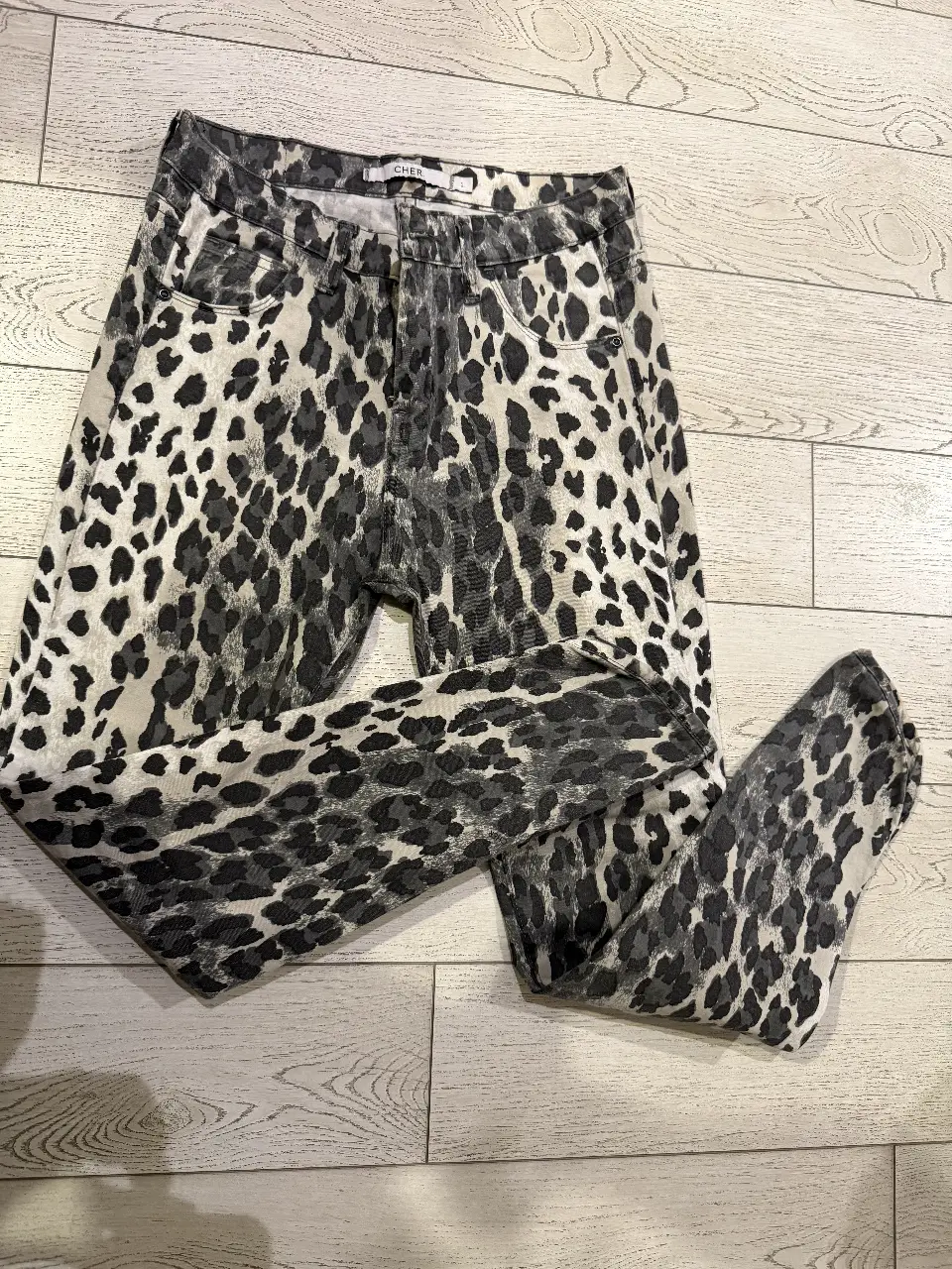 Jeans rectos de mujer con estampado de leopardo en tonos grises y blancos. Un clásico renovado para un look canchero y audaz.