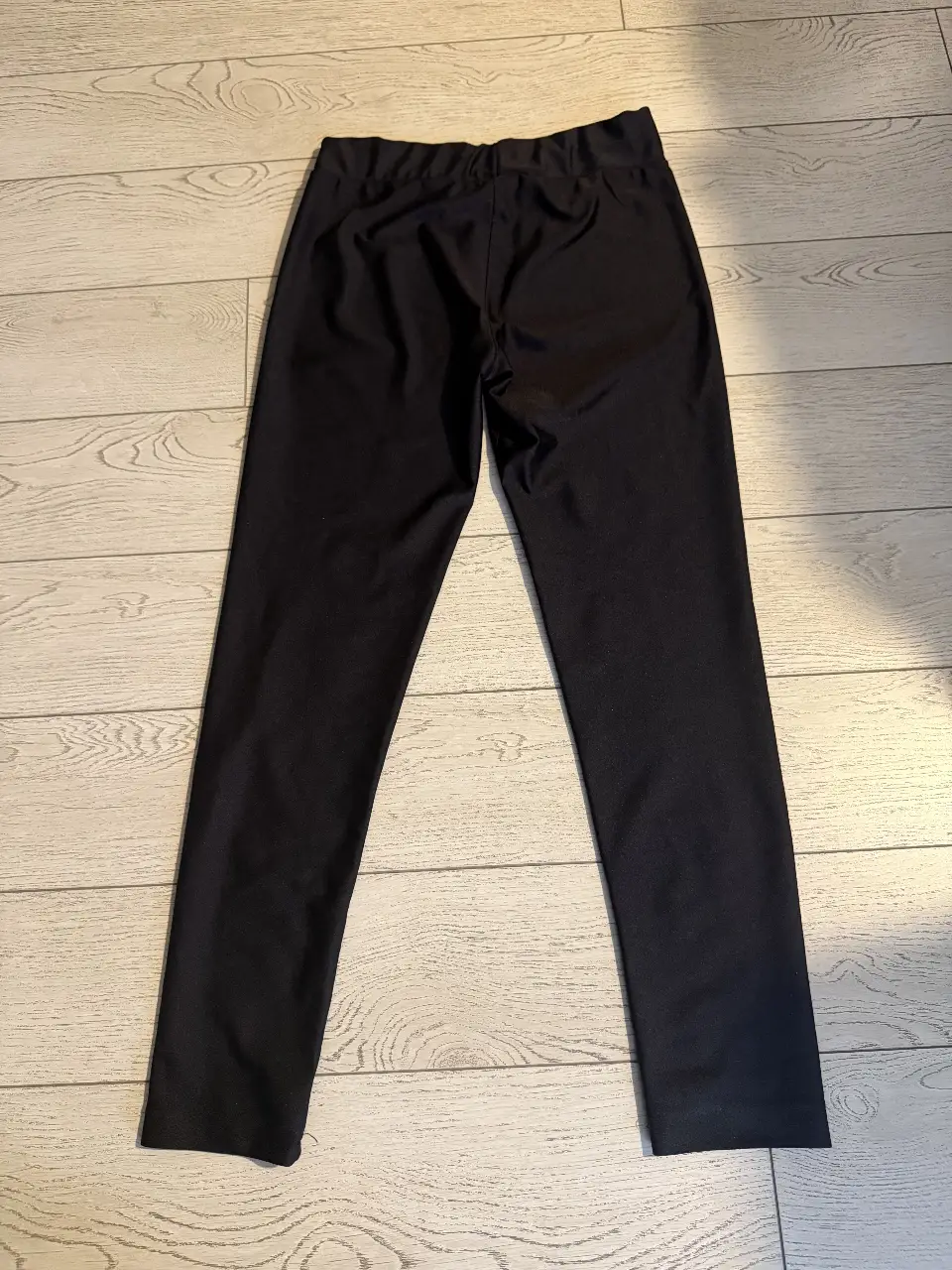 Pantalón de vestir negro, ideal para un look elegante y versátil. Perfecto para combinar con diferentes estilos y ocasiones.