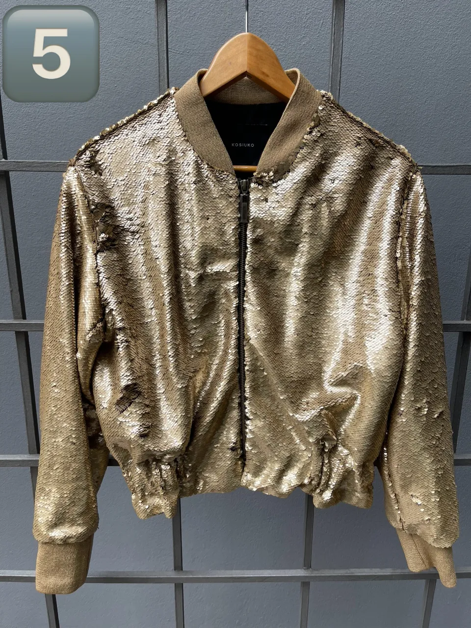 Campera bomber dorada con lentejuelas. Cierre al frente y puños elastizado.
Excelente estado!!