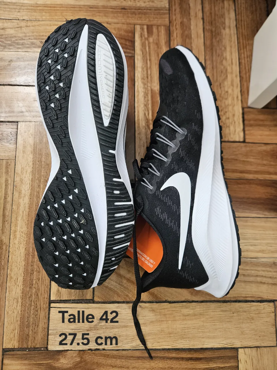 Zapatillas Nike Zoom Vomero 16 para hombre, color negro con detalles en blanco. Talle 42, 27.5 cm. Ideales para running y entrenamiento.