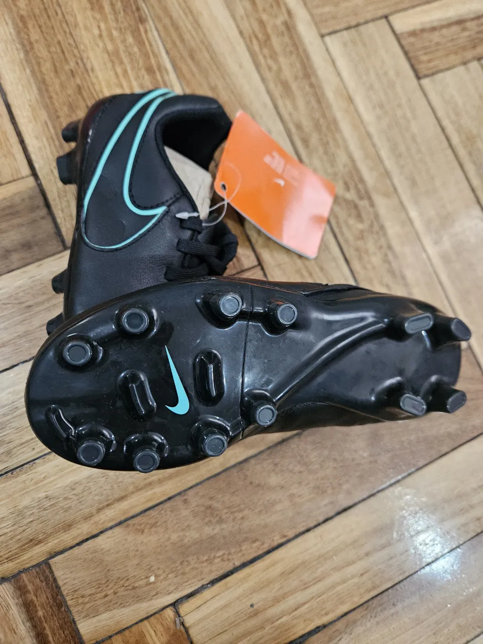 Botines de fútbol Nike, color negro con detalles celestes. Ideales para jugar en césped. Talle 30, 19 cm.