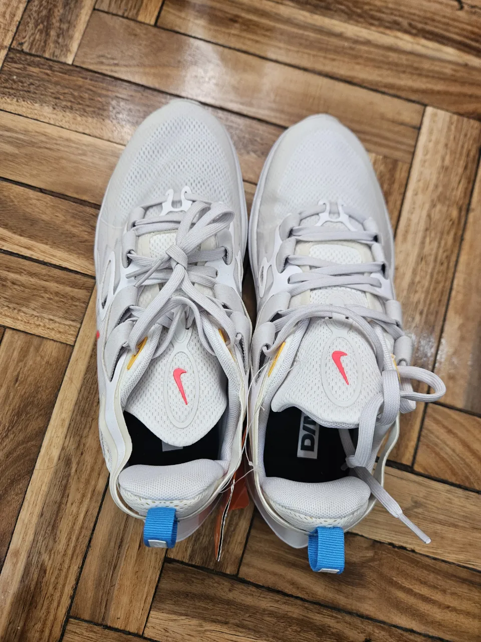 Zapatillas Nike blancas con detalles en rojo y azul. Talle 42, ideales para running o uso diario. Diseño moderno y cómodo.