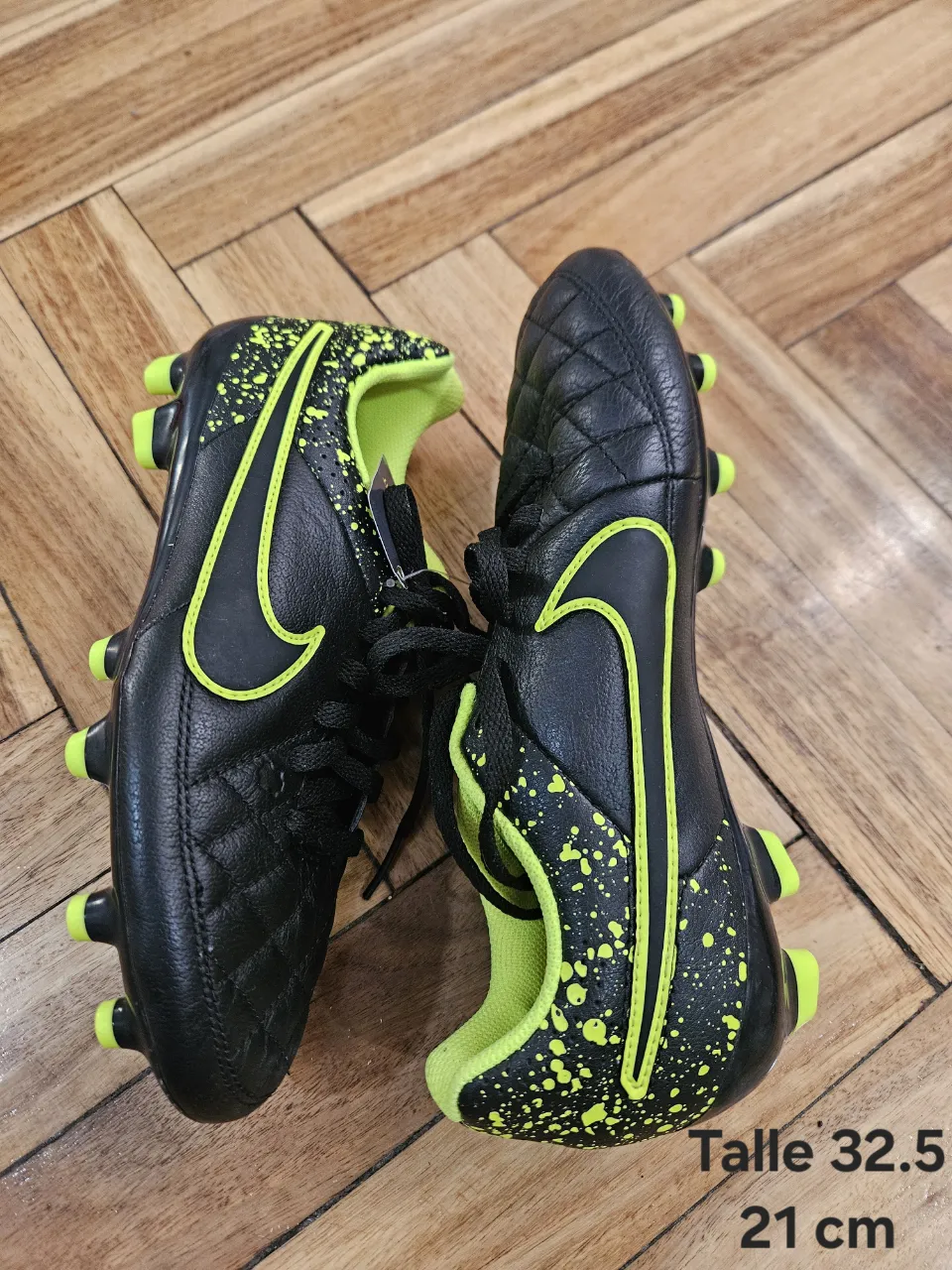 Zapatillas de fútbol Nike Tiempo, color negro con detalles en verde flúo. Talle 32.5, ideales para niños.