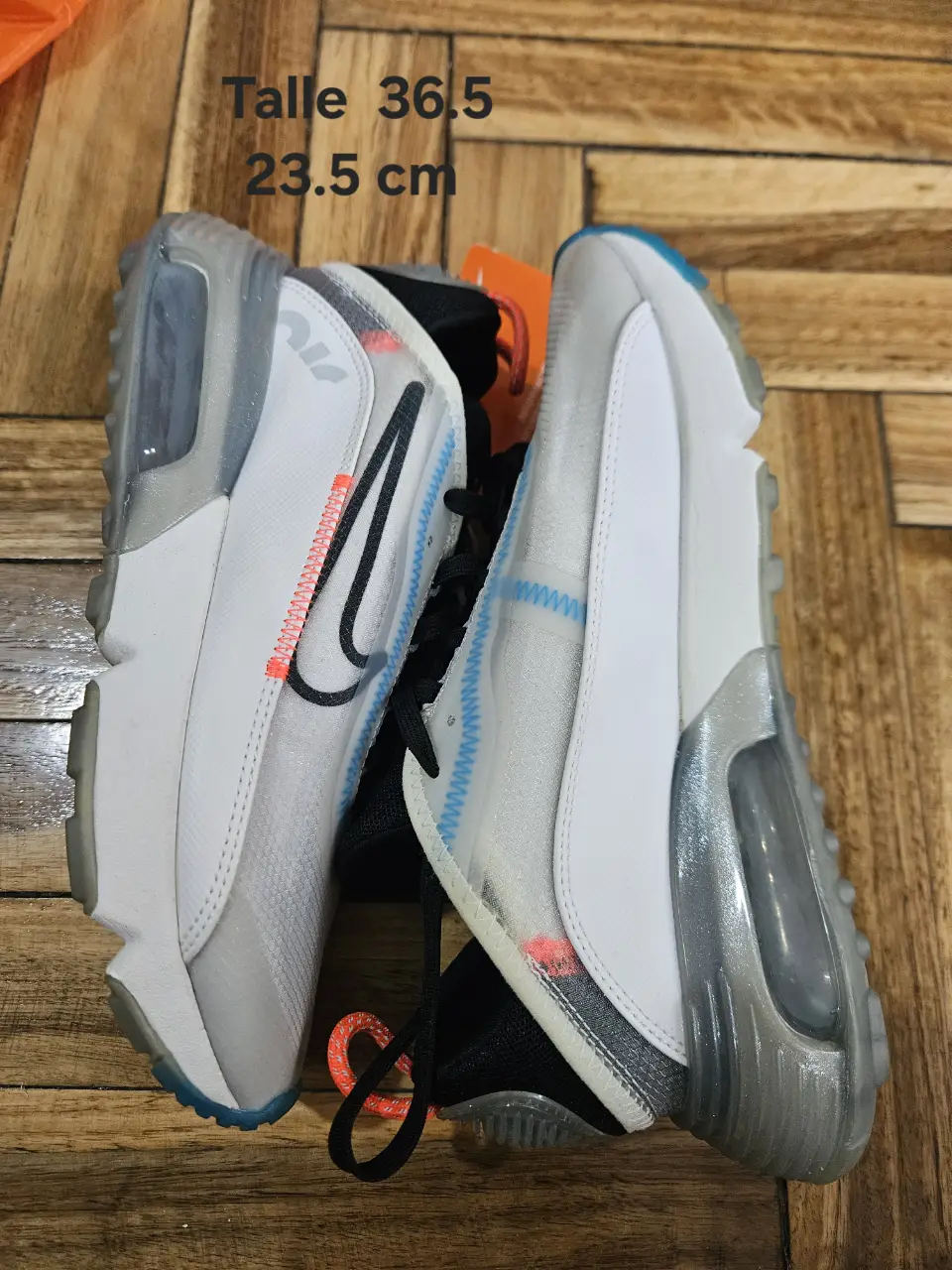 Zapatillas Nike Air Max 2090 blancas con detalles en negro y celeste, talle 36.5, ideales para uso diario y deportivo.