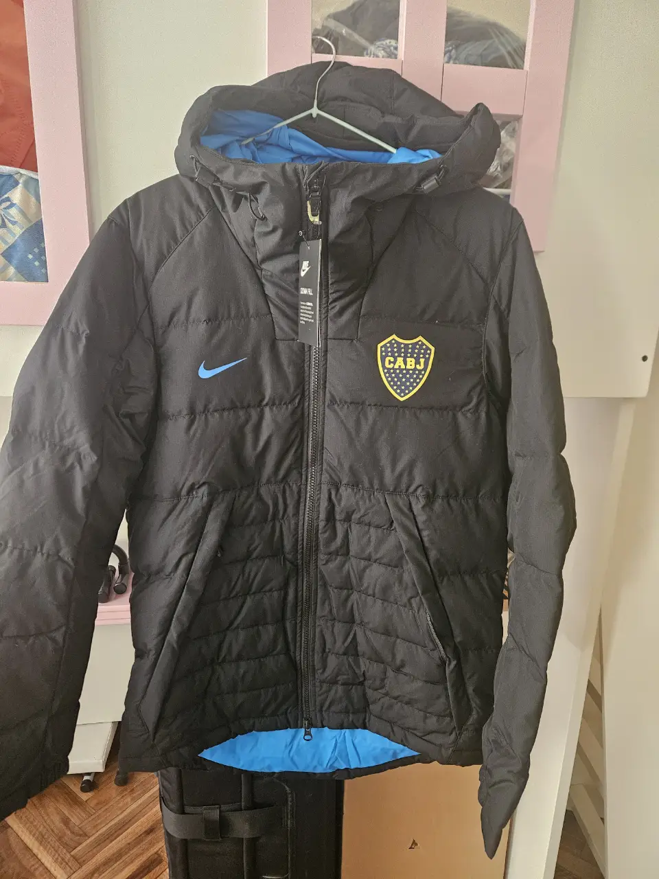 Campera deportiva Nike del Club Atlético Boca Juniors, color negro con detalles en azul. Ideal para el invierno.