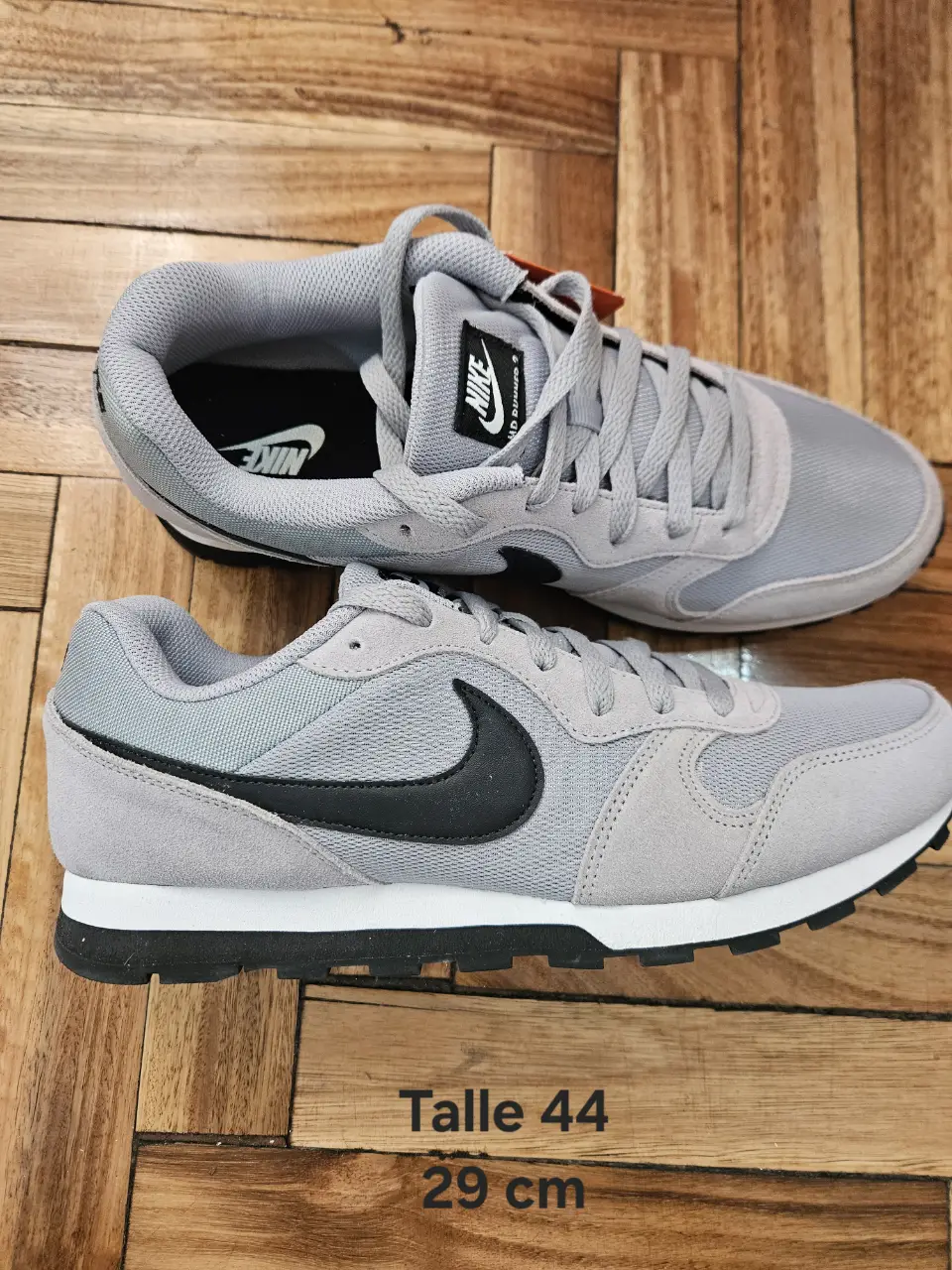 Zapatillas Nike MD Runner 2 en color gris con detalles en negro. Talle 44, 29 cm. Ideales para uso diario y actividades deportivas.