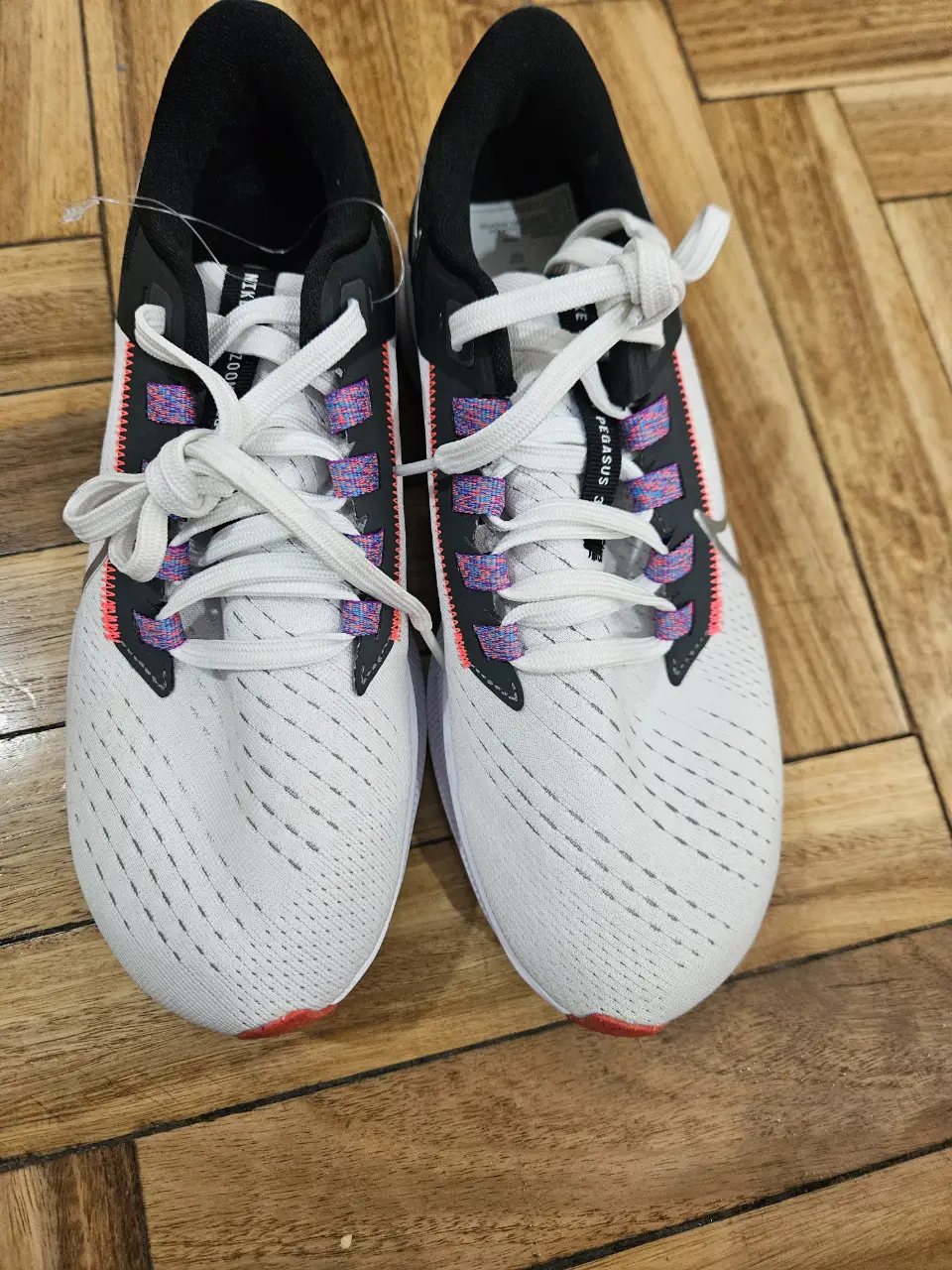 Zapatillas Nike Air Zoom Pegasus 38 blancas con detalles en negro y rosa. Talle 36, 23 cm.
