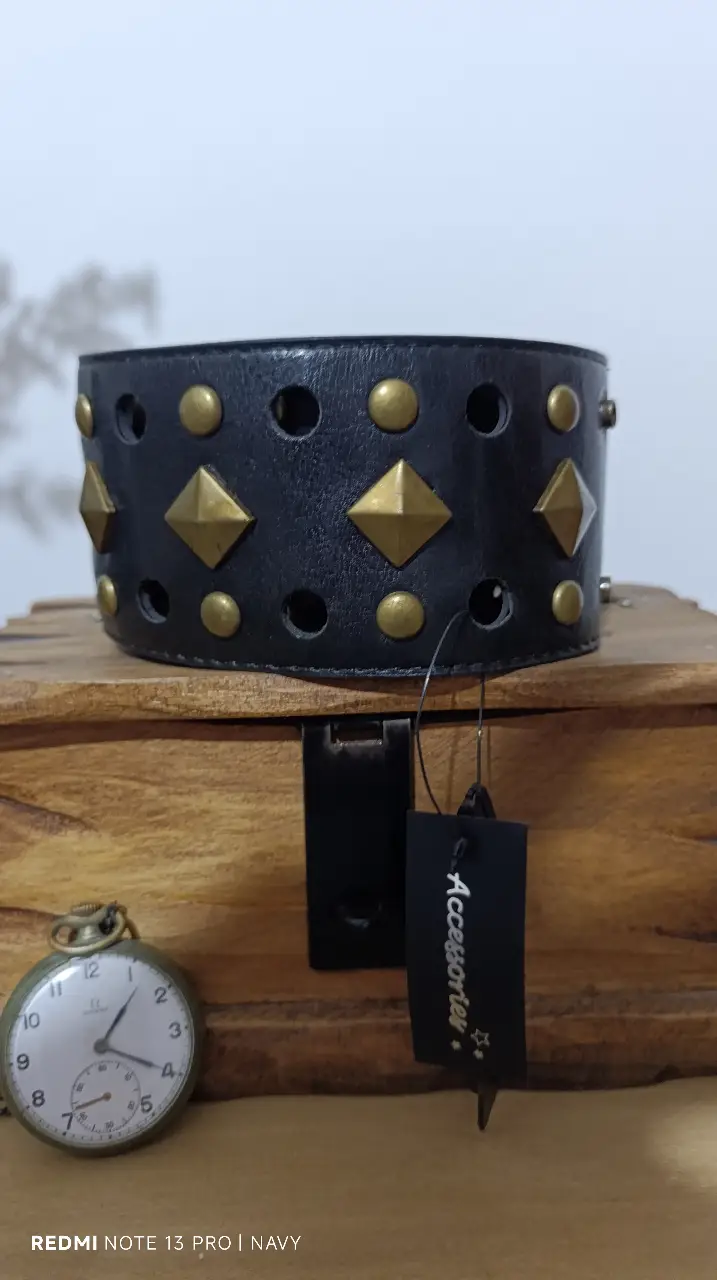 Cinturón de cuero negro con tachas doradas. Diseño rockero y moderno, ideal para darle un toque audaz a cualquier look. Perfecto para usar con jeans, faldas o vestidos.