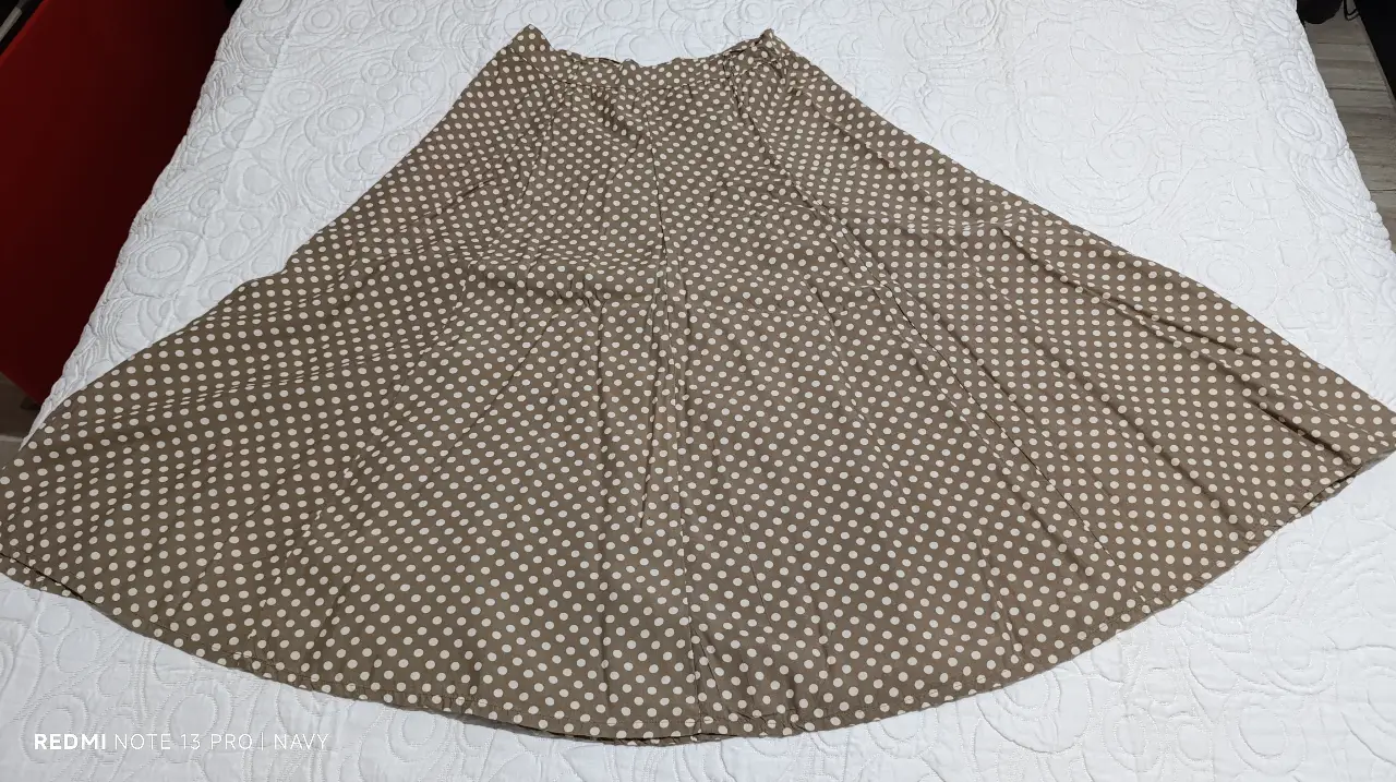 Pollera larga de mujer con estampado de lunares en tonos marrón y blanco. Ideal para un look casual y cómodo.