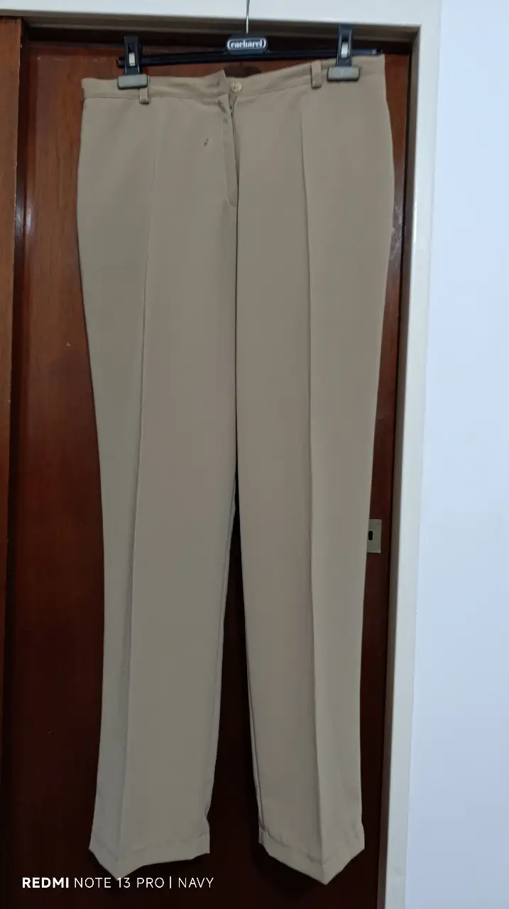 Pantalón de vestir para mujer, color khaki. Talle 46. Confeccionado en tela de calidad, ideal para un look formal o de trabajo. Posee dos bolsillos traseros y cierre frontal.