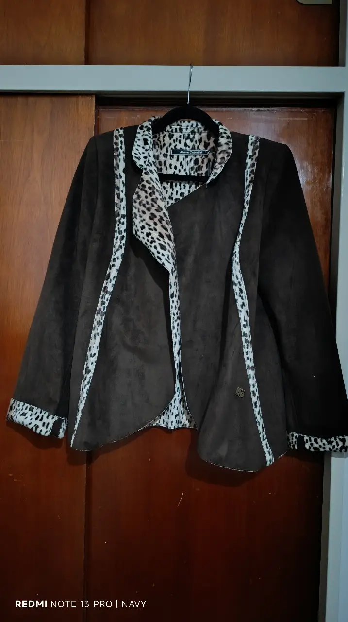 Campera de mujer estilo bomber en gamuza marrón con detalles de estampado animal print en cuello, solapas y puños. Ideal para un look elegante y sofisticado.
