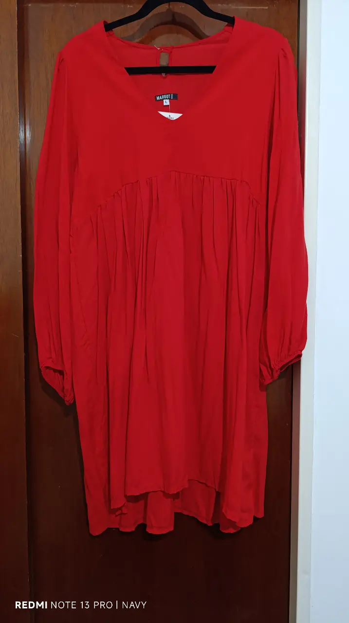 Vestido midi rojo con mangas largas abullonadas y detalle fruncido en el pecho. Marca Margot.