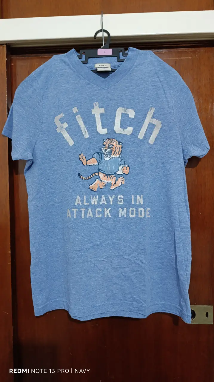 Remera de hombre Abercrombie & Fitch azul con estampado "Always in Attack Mode". Ideal para un look casual y cómodo.