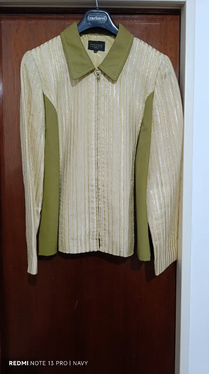 Chaqueta Christian Lacroix para mujer, con cierre y cuello solapa. Diseño con rayas doradas y detalles en verde. Talle 44.