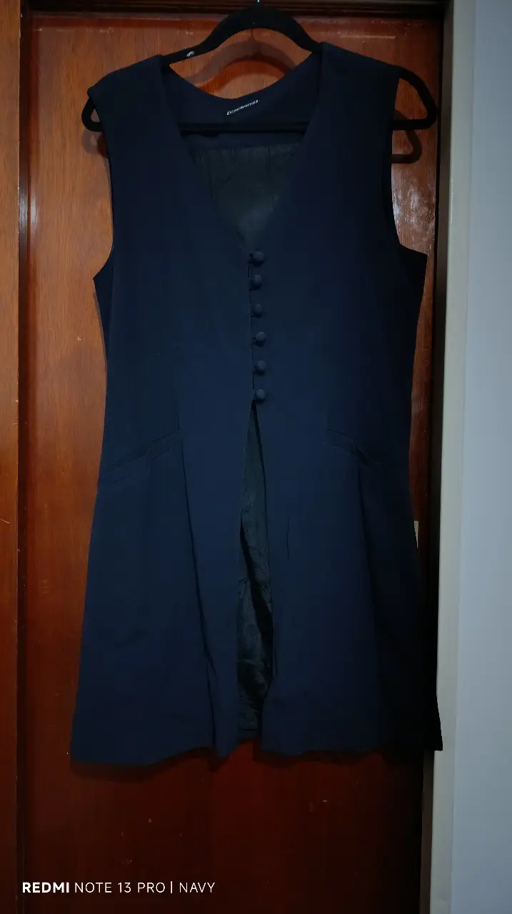 Chaleco sastrero de mujer, color azul marino, con botones y bolsillos. Marca Cacharel. Talle 40.