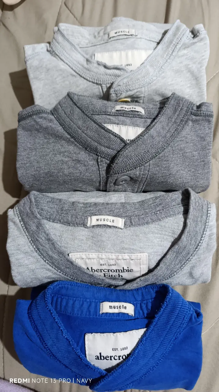 Remeras manga larga de adolescente, con cuello redondo y detalle de botones. Variedad de colores grises y azul. Marca Abercrombie & Fitch. Combo x 4. (pueden ver fotos con precio individual y diferents talles)