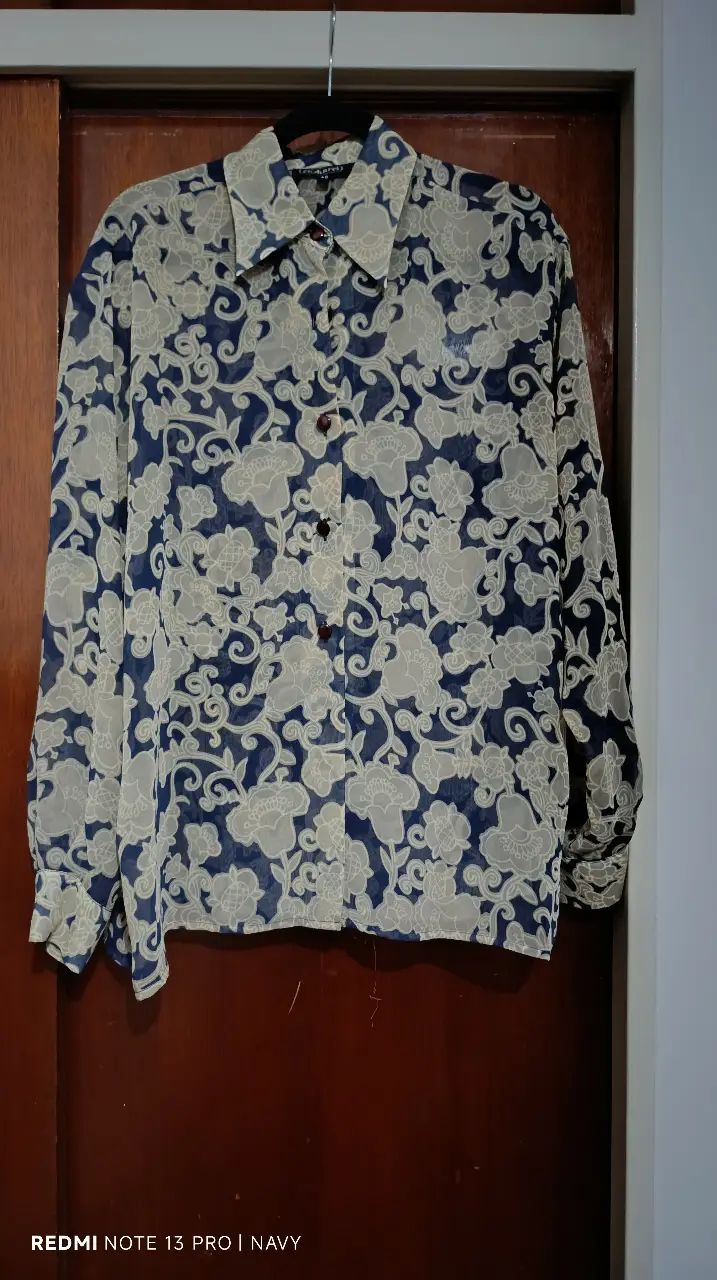 Camisa de mujer con estampado floral en tonos azul y blanco. Marca Cacharel, talle 42. Confeccionada en poliéster, ideal para un look elegante y fresco.