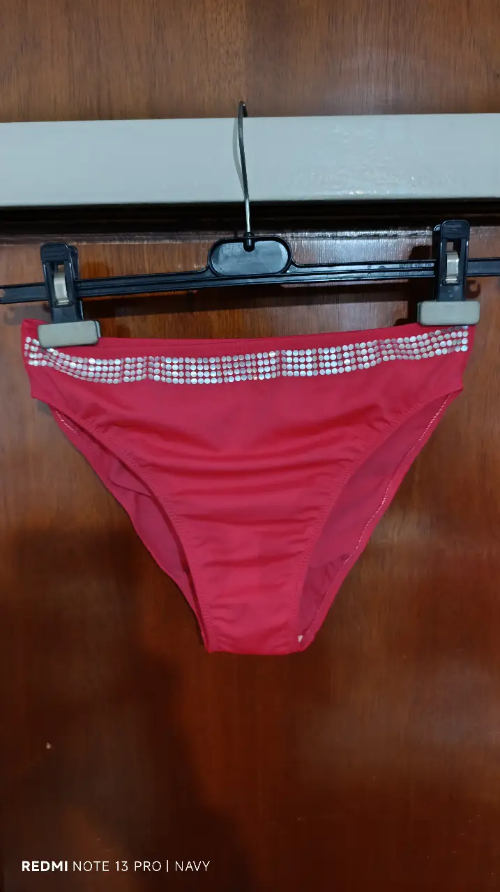 Bombacha de bikini roja con detalle de brillos en la cintura. Ideal para la playa o pileta.