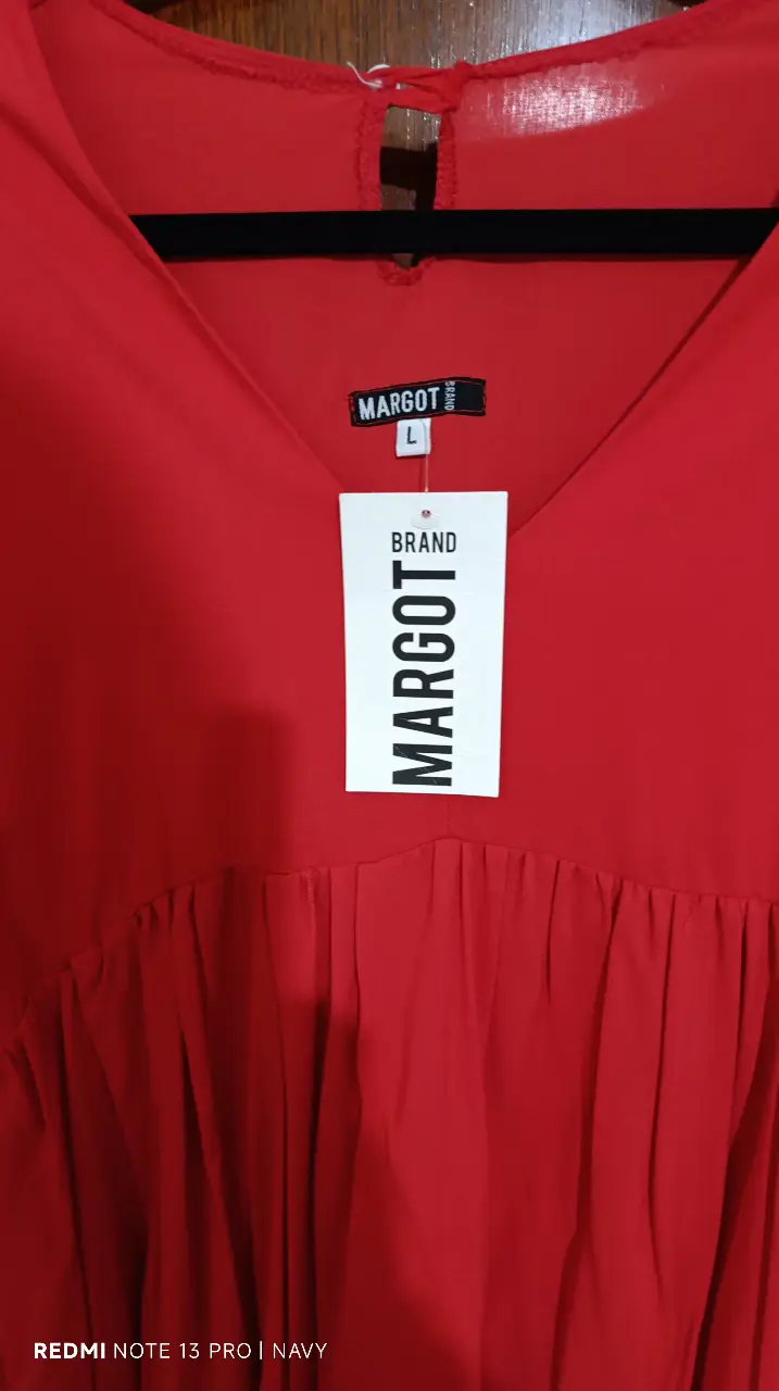 Vestido midi rojo de la marca Margot, con mangas largas y corte en la cintura. Ideal para un look elegante y cómodo.