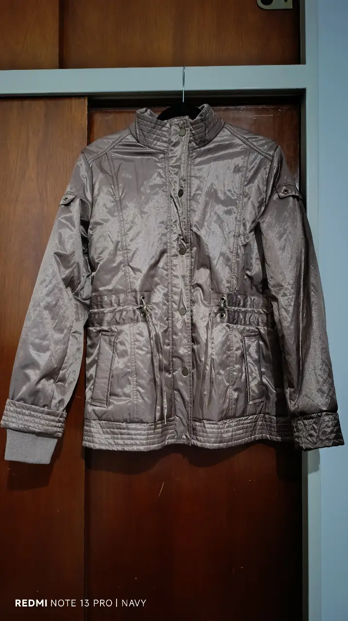 Campera marrón de mujer, estilo casual. Posee cierre y bolsillos. Ideal para el invierno.