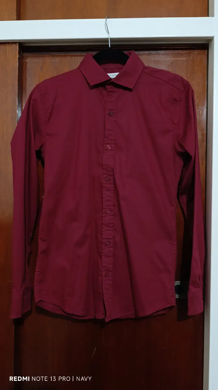 Camisa manga larga de adolescente, color bordó, talle small, de la marca Endavant. Ideal para un look casual o de trabajo. Talle adolescente.
