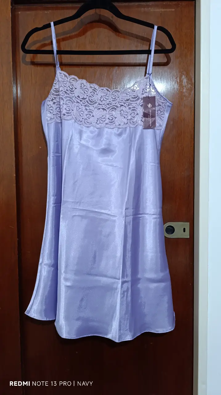 Camisón de satén lila con detalles de encaje en el busto. Talle 3, ideal para una noche cómoda y elegante.