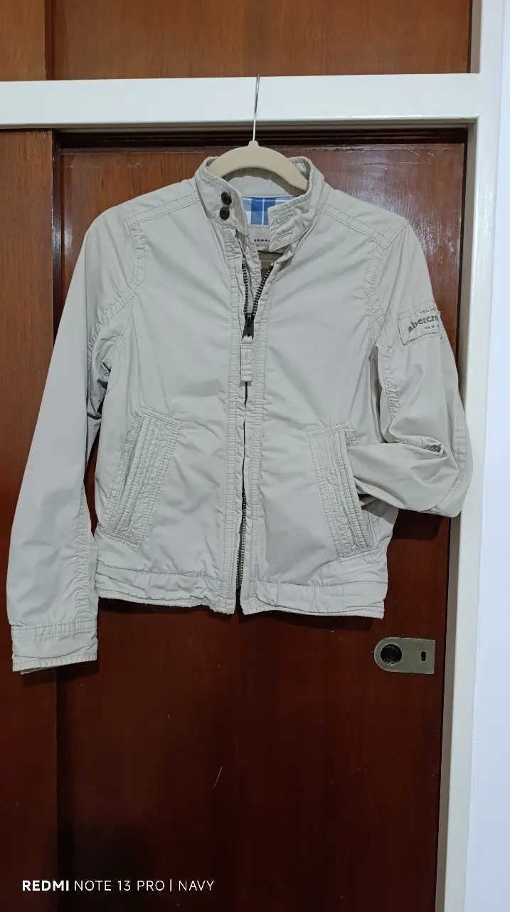 Campera Abercrombie & Fitch Hamilton Jacket para adolescente, color crudo. Con cierre frontal, dos bolsillos delanteros y detalles de la marca en la manga. Interior con forro a cuadros. Talle de adolescente.