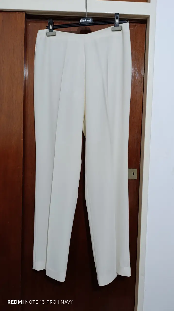 Pantalón sastrero blanco de mujer, de la marca Christian Lacroix. Talle 44. Corte recto, ideal para un look elegante y sofisticado.