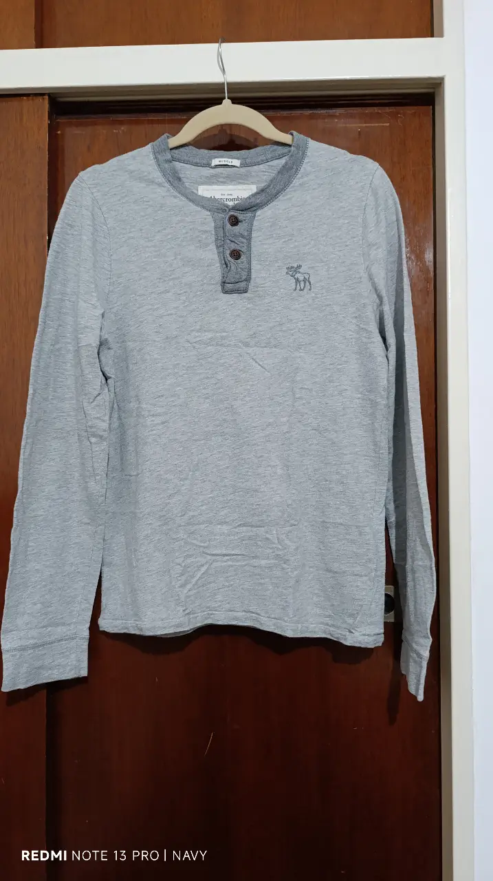 Remera manga larga gris de adolescente, con cuello redondo y botones. De la marca Abercrombie & Fitch, talle S. Ideal para un look casual y cómodo.
