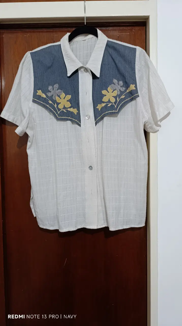 Conjunto de camisa con detalles bordados en el frentey pantalón. Diseño con cuello y mangas cortas. Ideal para un look casual y fresco.