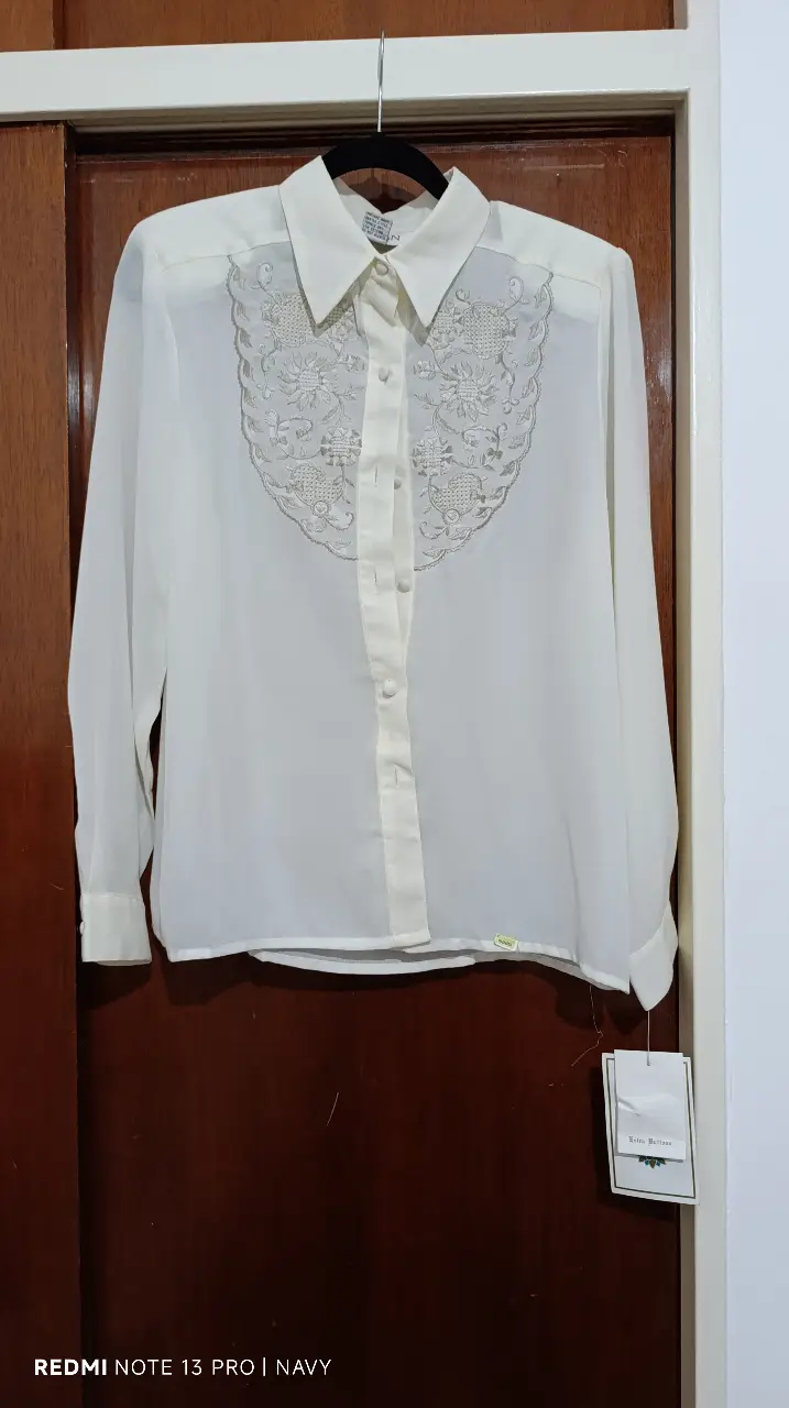 Blusa Jordan vintage, color avena, con detalle de encaje en el frente. Talle 12.