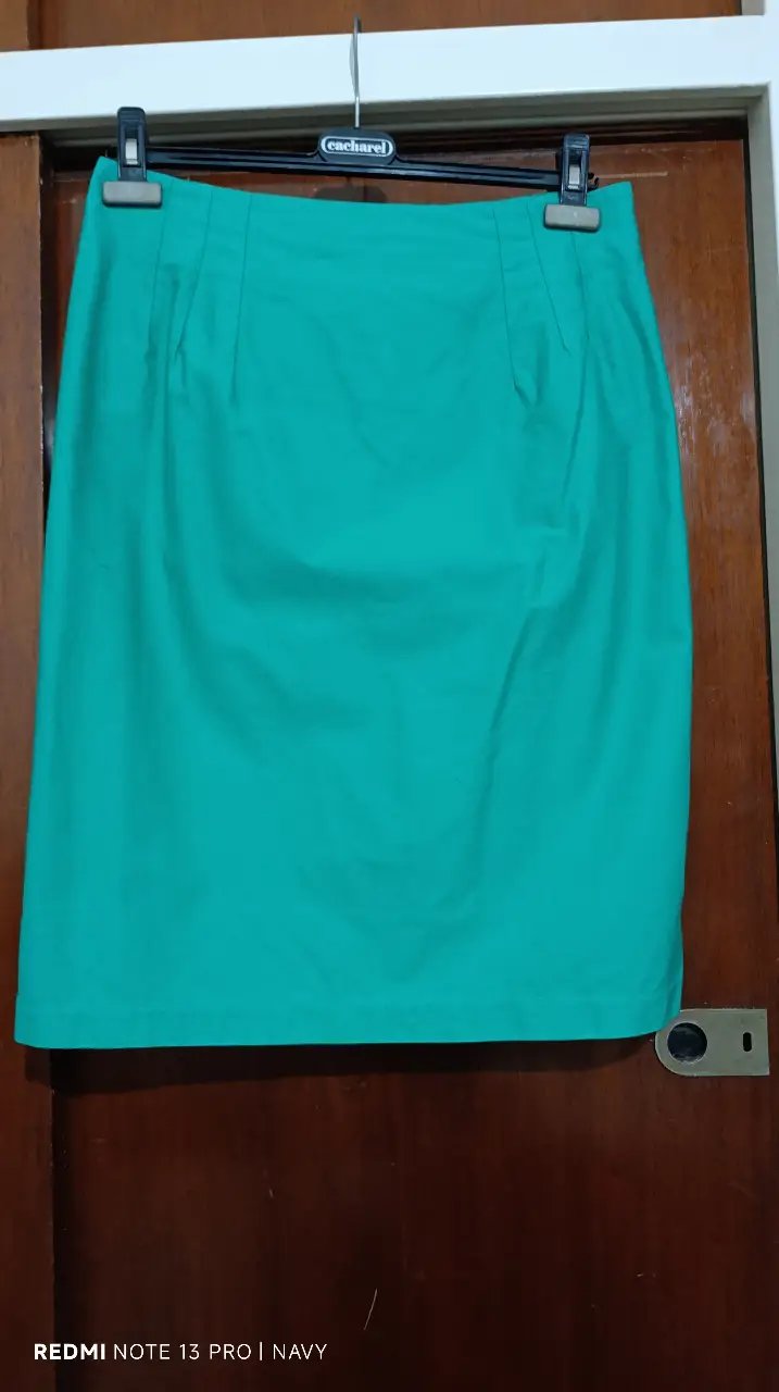 Pollera sastrera verde de la marca Cacharel, talle 42. Ideal para un look elegante y sofisticado.