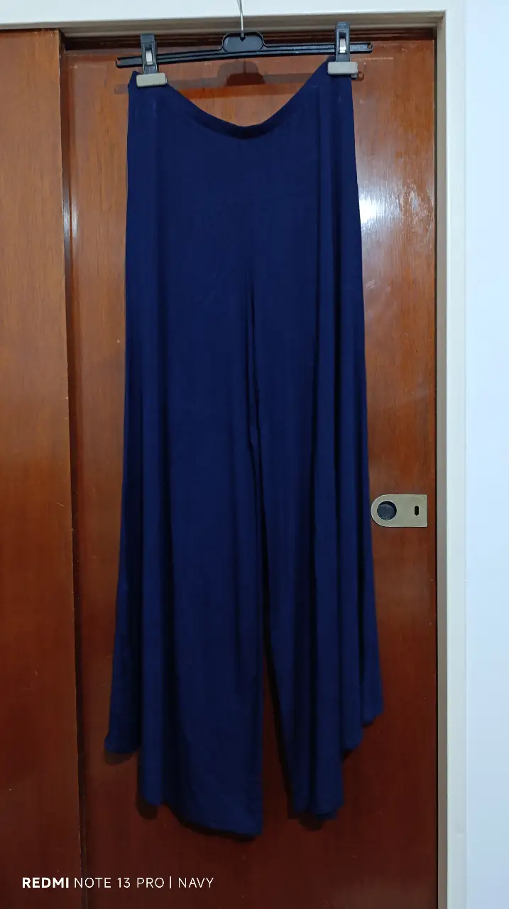 Pantalón palazzo de mujer, color azul marino, de la marca Ponete Arte. Ideal para un look elegante y cómodo.