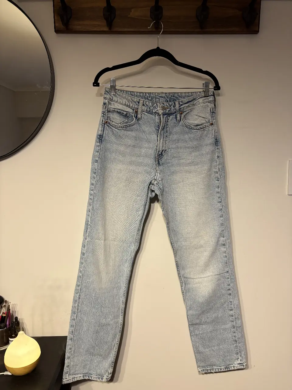 Jeans rectos de mezclilla azul claro, tiro medio, ideales para un look casual y versátil. Perfectos para combinar con cualquier outfit.