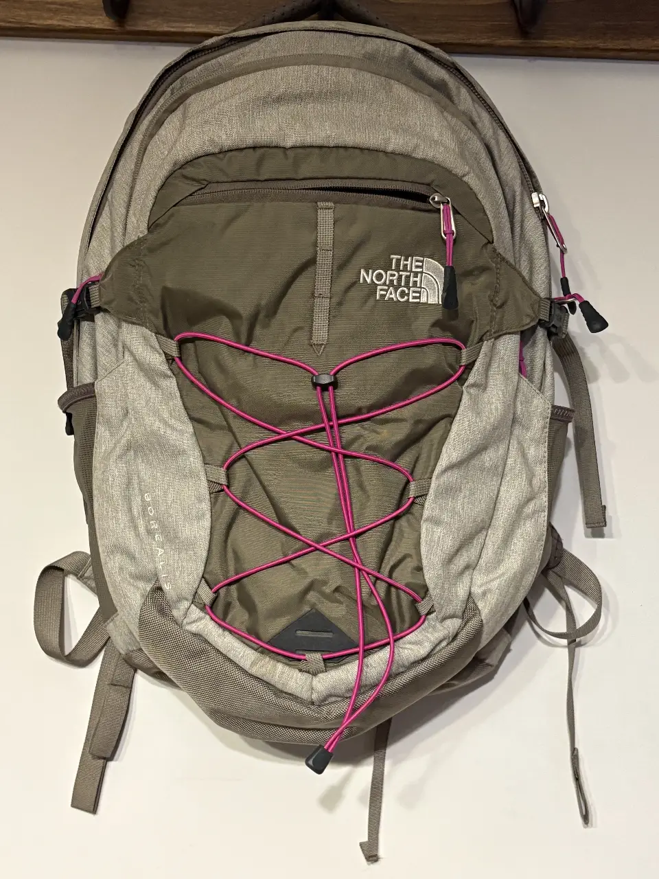 Mochila The North Face Borealis, ideal para uso diario o actividades al aire libre. Diseño funcional con múltiples compartimentos y correas ajustables. Detalles en rosa y logo de la marca.