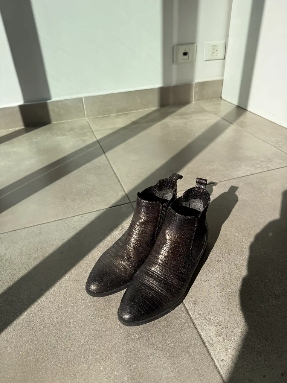 Botines de cuero sintético con efecto reptil, ideales para un look sofisticado y moderno. Perfectos para combinar con diferentes outfits, desde jeans hasta vestidos. 
