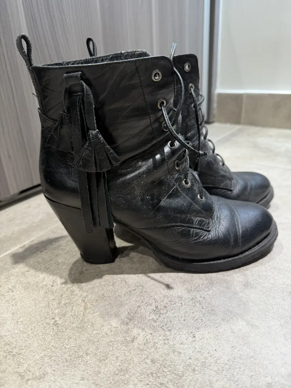 Botines de cuero negro con cordones y taco ancho. Detalles de borlas en el lateral. Ideales para un look moderno y canchero.