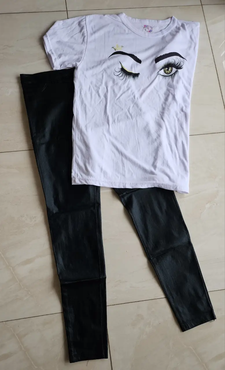 Pantalón de jean negro, corte recto, ideal para un look casual y versátil. Combinalo con una remera estampada para un estilo moderno.