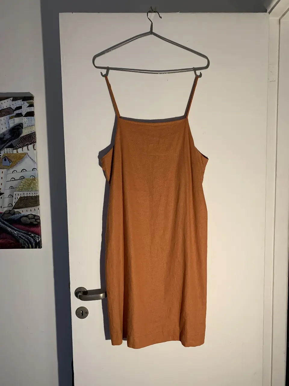 Vestidode lino color marrón, con tiras finas y corte recto. Ideal para un look fresco y casual. Es talle M pero es bastante ancho para usar de manera holgada.