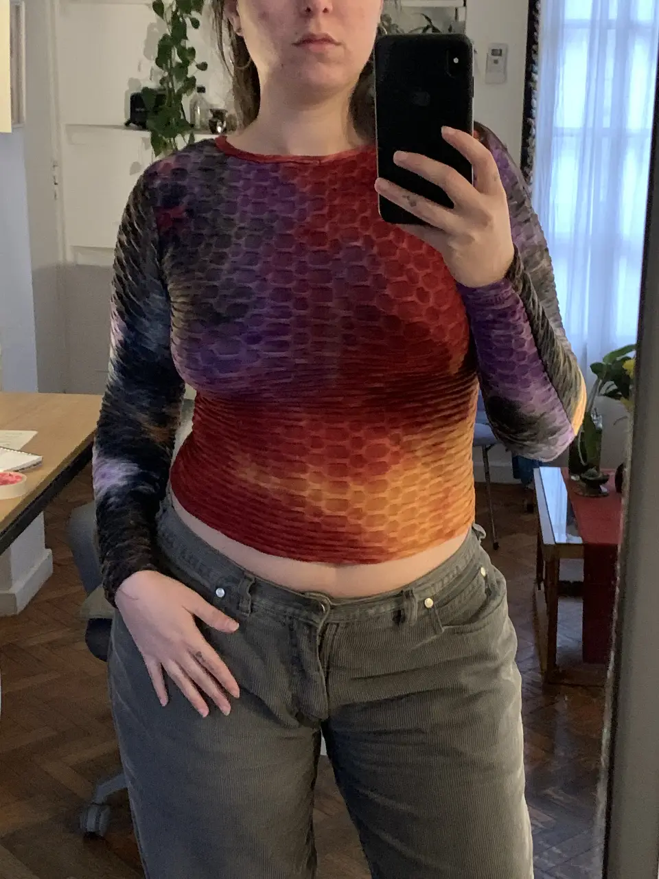 Remera manga larga con diseño tie dye en tonos violeta, naranja y negro. Confeccionada en tela texturizada tipo waffle, con escote en V y detalle de ajuste en la cintura. La use solo un par de veces, tiene un mini agujero en la parte de atrás (abajo de todo) es talle S pero yo soy M y me queda bien 