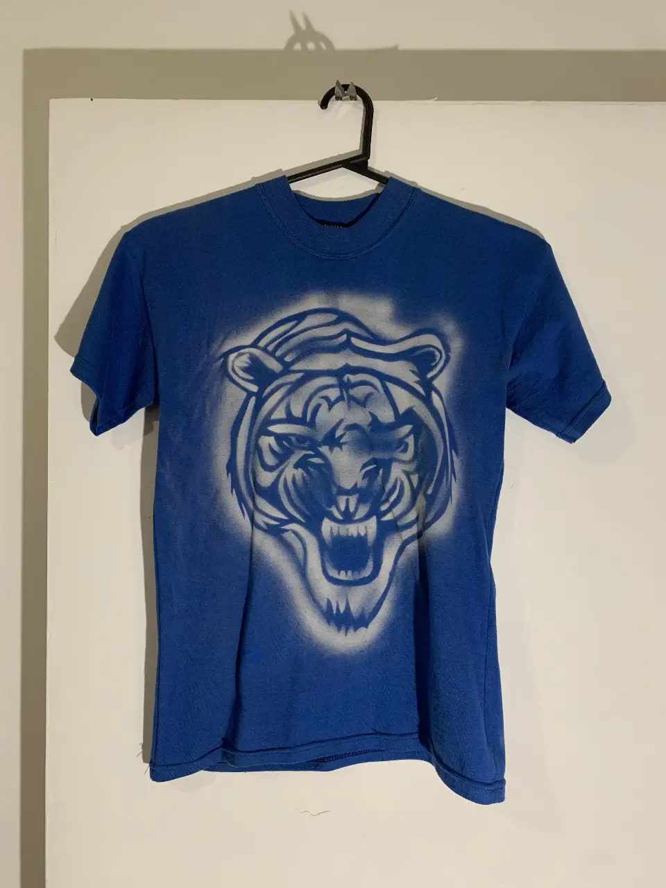 Remera azul con estampado de tigre en blanco. Flasheraaaa jejeje la use solo 1 vez. cuello cerradito.