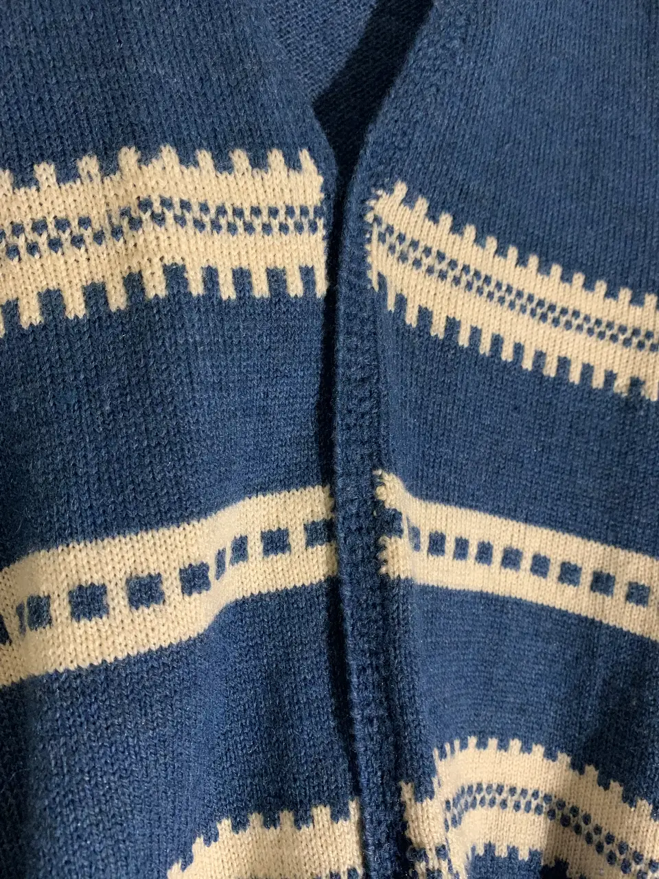 Chaleco tejido de lana azul con diseño geométrico en blanco. Ideal para un look vintage y abrigado.