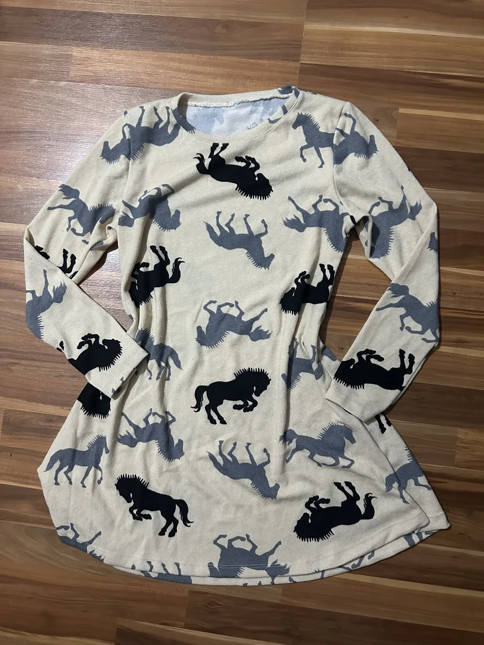 Vestido mini para mujer con estampado de caballos en tonos crudo y negro. Ideal para un look casual y cómodo. puede ser usado también como suéter largo 