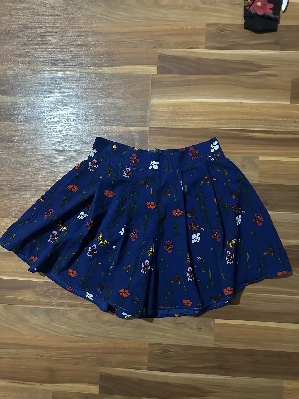short estilo pollera de mujer con estampado floral y corte en A. Ideal para un look fresco y femenino. forrado por dentro y cierre trasero 