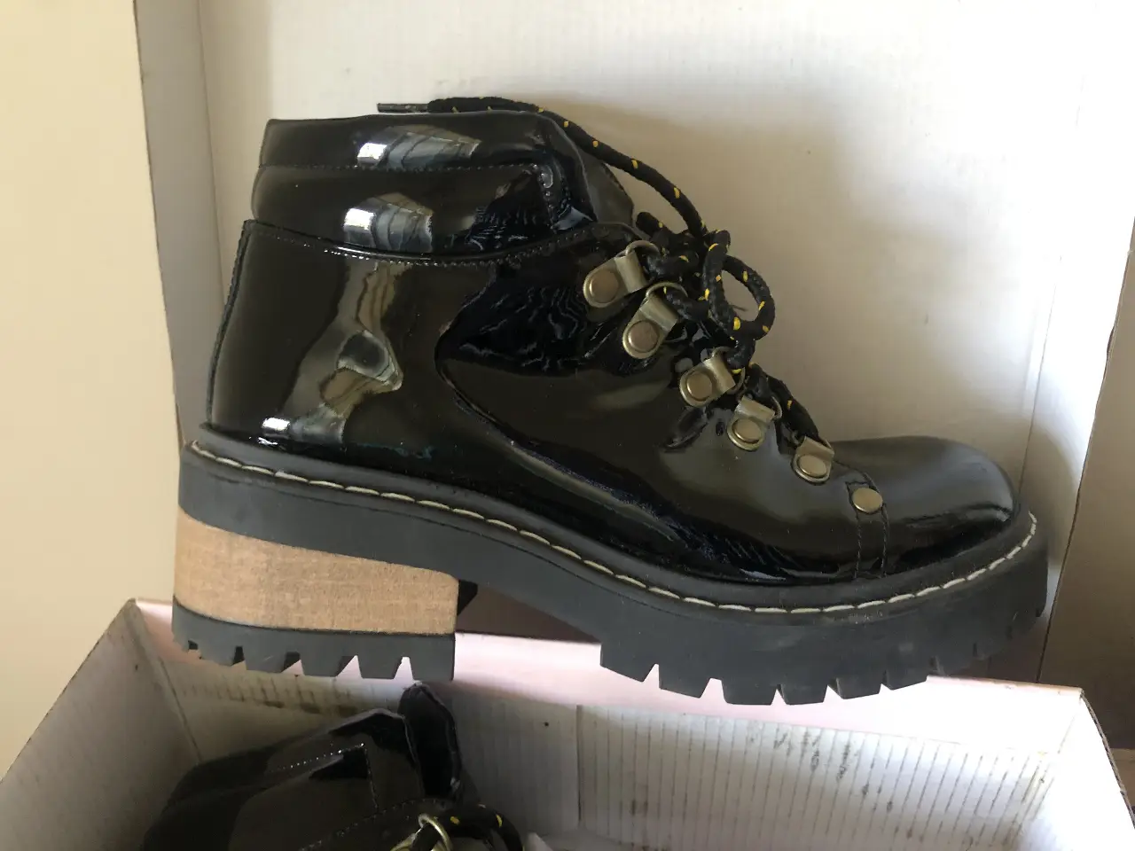 Borcegos de charol negro T36 Paruolo con cordones originales. Ideales para un look urbano y canchero. Dos posturas en casa, nada más. 